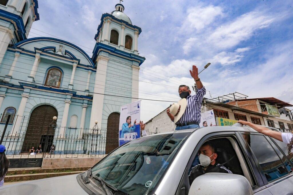 Cesar Acuña Bono Covid vacuna